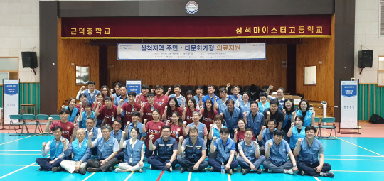 포스파워와 포스코건설, 두산인프라코어 임직원들을 비롯해 라파엘클리닉, 고려대학교안암병원, 국립중앙의료원 의료진 등 100여명이 삼척에서 삼척 지역 어르신들과 다문화가정을 위한 의료봉사 활동을 펼쳤다. 봉사단원들은 500여명의 지역주민들에게 내과, 정형외과, 재활의학과, 안과 등 의료 검진을 실시했다. <포스코건설 제공>